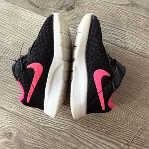 Nike Toddlers Black and Pink Sneakers
